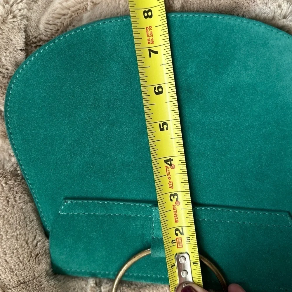 Sundance suede purse in beautiful emerald green; made in Italy

Strap 22” - Picture 7 of 8
